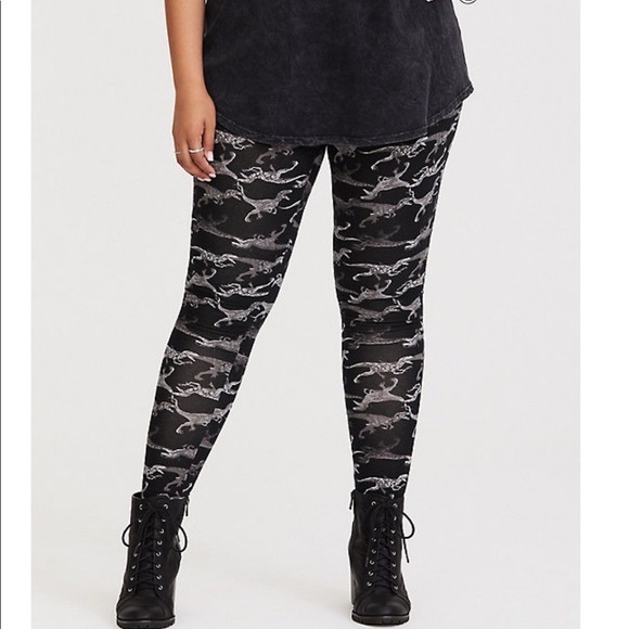 ISO Torrid Jurassic World/Park 3 or 4! - Picture 3 of 4